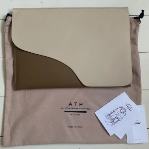 ATP atelier datorfodral! - Asså SNYGGASTE datorfodralet från ATP atelier i suuuperfint skick! Antänt ca 5 ggr Max! Dustbag, äkthetsbevis+ leather care medföljer. Vill se intresset på denna och går även med på byten mot andra datorfodral!! 1500kr nypris😇