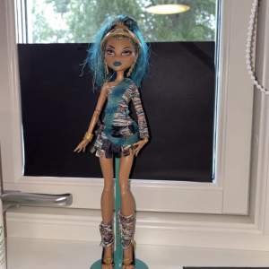 Monster high docka. Ställ medföljer. Finns i piteå men kan fraktas. Spårbart med postnord.