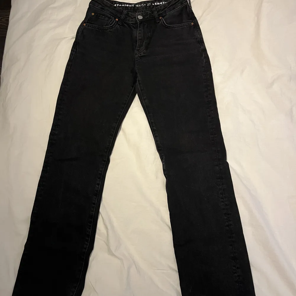 Säljer mina relativt lågmidjade jeans från bikbok, de är straight leg. Hör av dig om du skulle vilja se bild på🫶🏻. Jeans & Byxor.