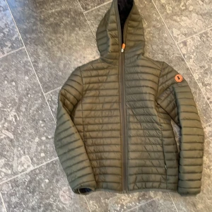 Tunn dunjacka från Save the duck - Säljer en tun dunjacka från Save the Duck. Fint skick, olivgrön