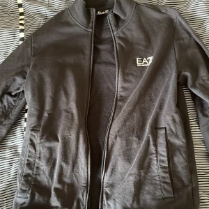 EA7  - Säljer min mörk blåa EA7 kofta pga inte min still längre. Den är i mycket bra skik och använd ett fåtal gånger. Kan diskutera om priset. Skriv efter fler bilder 