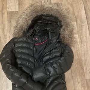 Chelsea jacka  - Nypris: 2000 kr  Säljer för 600 kr