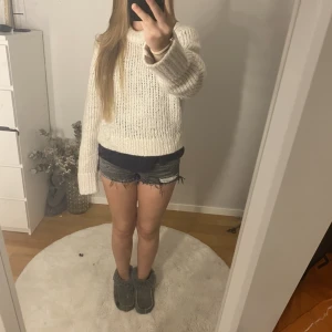 Gråa levis shorts - Säljer dessa snygga gråa Levis 501 shorts!⚡️Jag är osäker på storleken, men de passar mig som har 32/34/36! De knäpps med knappar och inte dragkedja!🙌🏼 Ge gärna prisförslag och köp inom 14 dagar får gratis frakt!💞