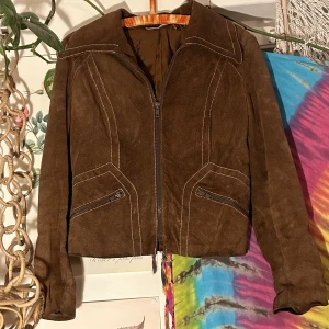 Svensk mocka jacka  - Gjord av svenskt läder, köpt på loppis för 250kr, säljes för 160kr! S/M i storleken! Denna rekommenderar jag starkt 