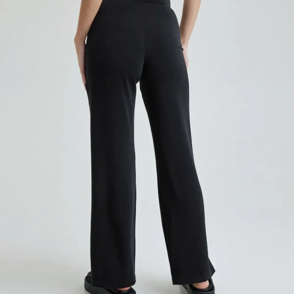 Säljer dessa svarta högmidjade kostymbyxor från bikbok. De är i ett väldigt skönt material och har en dragkedja på sidan. . Jeans & Byxor.