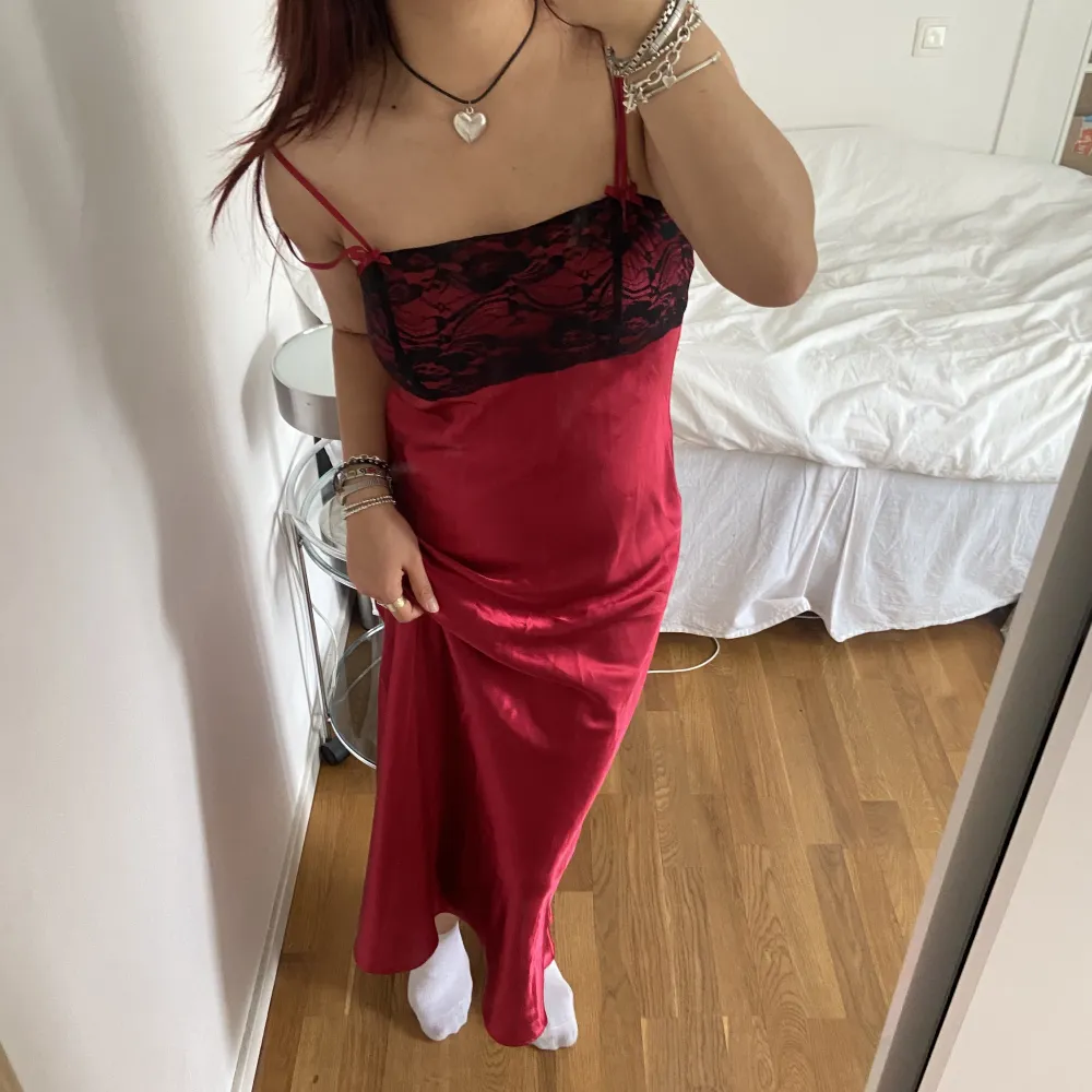 Röd klänning i satin❤️🖤❤️🖤 jag är 163cm lång och den går till mina anklar!!!. Klänningar.