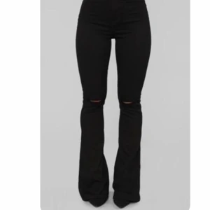 Zara jeans  - Jättefina Zara jeans som tyvärr är för små för mig💕Sälj inte längre💕Slits längst ner och fina hål på knäna💕Använda en gång så dem är i nyskick💕Det finns inga defekter💕Pris går såklart att diskuteras💕
