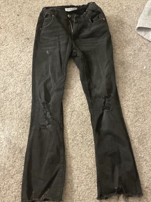Zara jeans str 152 - Ett par boutcut jeans för barn i str 152 . Helt nya köpt på zara och säljer då det är för små🫶🏻 Kom dm för mer bilder.