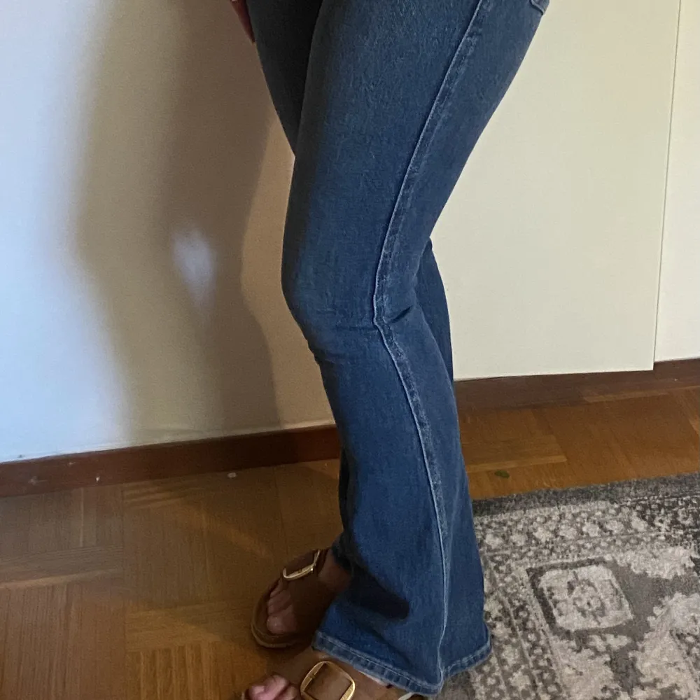 Fina bootcut jeans från Dr Denim med stretch, använt fåtal gånger. Original pris 699🩷. Jeans & Byxor.