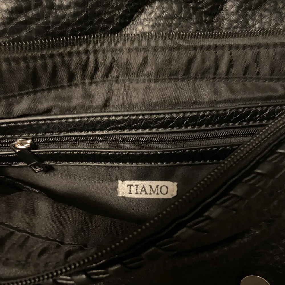 TIAMO Priscilla väska, nypris 550kr🤍 Säljer denna fina axelremsväska som jag köpte för några år sedan på scorett, skriv för mer information eller intresse för köp!🤍inga defekter och använt fåtal gånger . Väskor.