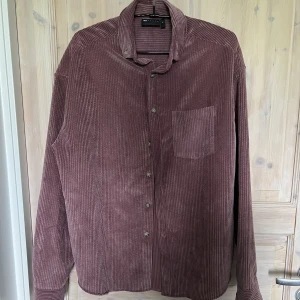 Manchester skjorta  - Lila Manchester skjorta från Asos Aldrig använd  Nypris 499kr Skick 10/10 Stlr XS men passar S 
