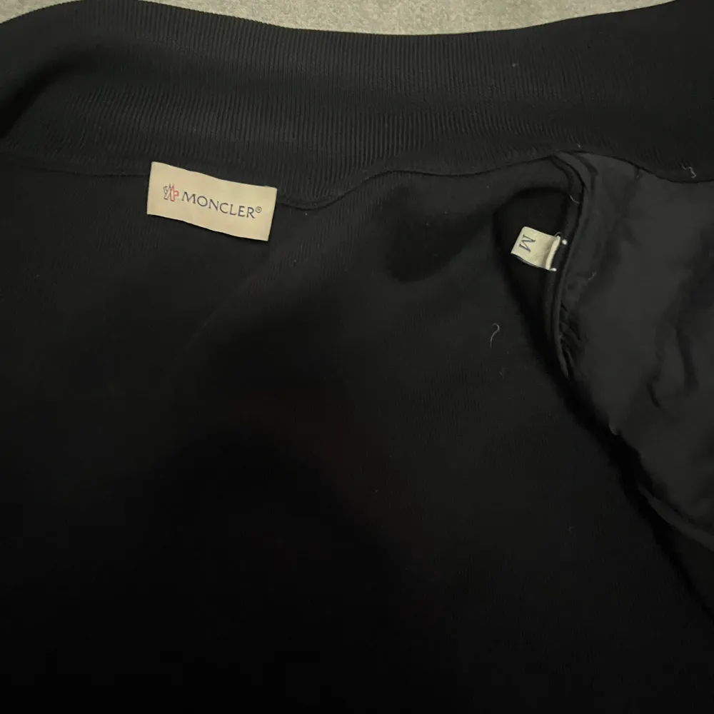 Sparsamt använd Moncler cardigan black label  Stl: Medium (passar S)  Cond 9/10   Tyvärr inget OG kvar.  Självklart äkta!. Jackor.