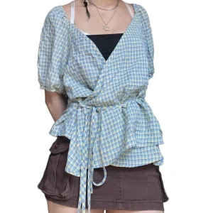 Rutig blus - Oanvänd blus från Noisy May med prislapp kvar. Rätt så anpassningsbar med många sätt att ha på.