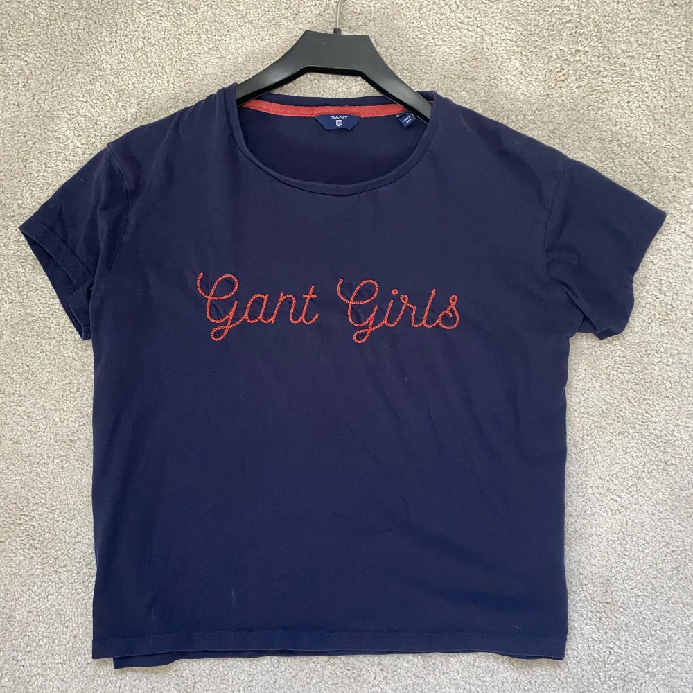 Säljer min gamla Gant t-shirt som är i nyskick. Den är köpt på kidsbrandstore och är i storlek 170 men passar som en S. Säljer den för 80kr, priset kan diskuteras & köparen står för frakten 🩵. T-shirts.
