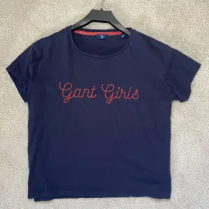 Säljer min gamla Gant t-shirt som är i nyskick. Den är köpt på kidsbrandstore och är i storlek 170 men passar som en S. Säljer den för 80kr, priset kan diskuteras & köparen står för frakten 🩵