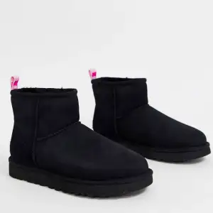 äkta uggs dom tyvär inte kommit till mycket användning då dom har varit lite för stora. dom är i väldigt bra skick och kan självklart skicka egna bilder om du e intresserad💕🙏🏼(köpta nya för runt 2000kr)