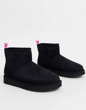 Ugg classic mini - äkta uggs dom tyvär inte kommit till mycket användning då dom har varit lite för stora. dom är i väldigt bra skick och kan självklart skicka egna bilder om du e intresserad💕🙏🏼(köpta nya för runt 2000kr)