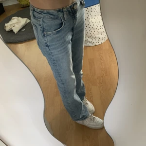 Ljusblåa bootcut jeans ginatricot - Svin snygga ljus blåa bootcut jeans från gina tricot. Säljer för att dom inte har kommit till användning!  Storlek 158 fast passar mig som bär xs  100kr + frakt   Kontakta mig för fler bilder eller mått💞 