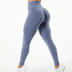 Ett par populära Alphalete tights i färgen ”French Blue”. Verkar inte gå att köpa just denna färg längre. De kostar över 700kr + frakt på hemsidan och jag tror inte att det går att beställa till Sverige. Hör av dig vid intresse💙🦋