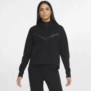 Nike tech suit  - Säljer mitt svarta Nike tech suit i dam då koftan inte kommer till användning längre och byxorna används cirka 3ggr, pris kan diskuteras! (Första bild lånad)