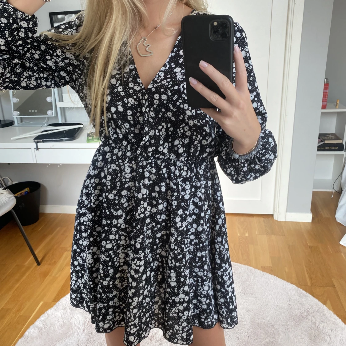 Svart klänning med vit blommor - 90