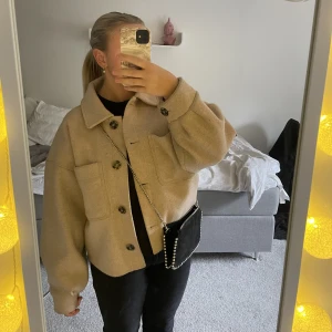 Kort kappa  - Säljer denna fina korta kappa från NAKD💗 