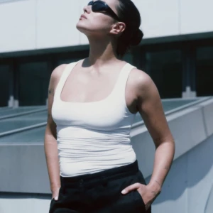 Topp med breda band - Säljer en trendig topp från zara som aldrig kom till användning hos mig, toppen är aldrig använd men har inte prislappen kvar! 