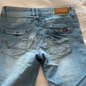 Only vintage jeans  - Såååå snygga vintage jeans från only som är långa i benen med den perfekta färgen, tyvärr har dom blivit för små för mig🥹400kr+frakt, priset kan diskuteras vid snabb affär💕