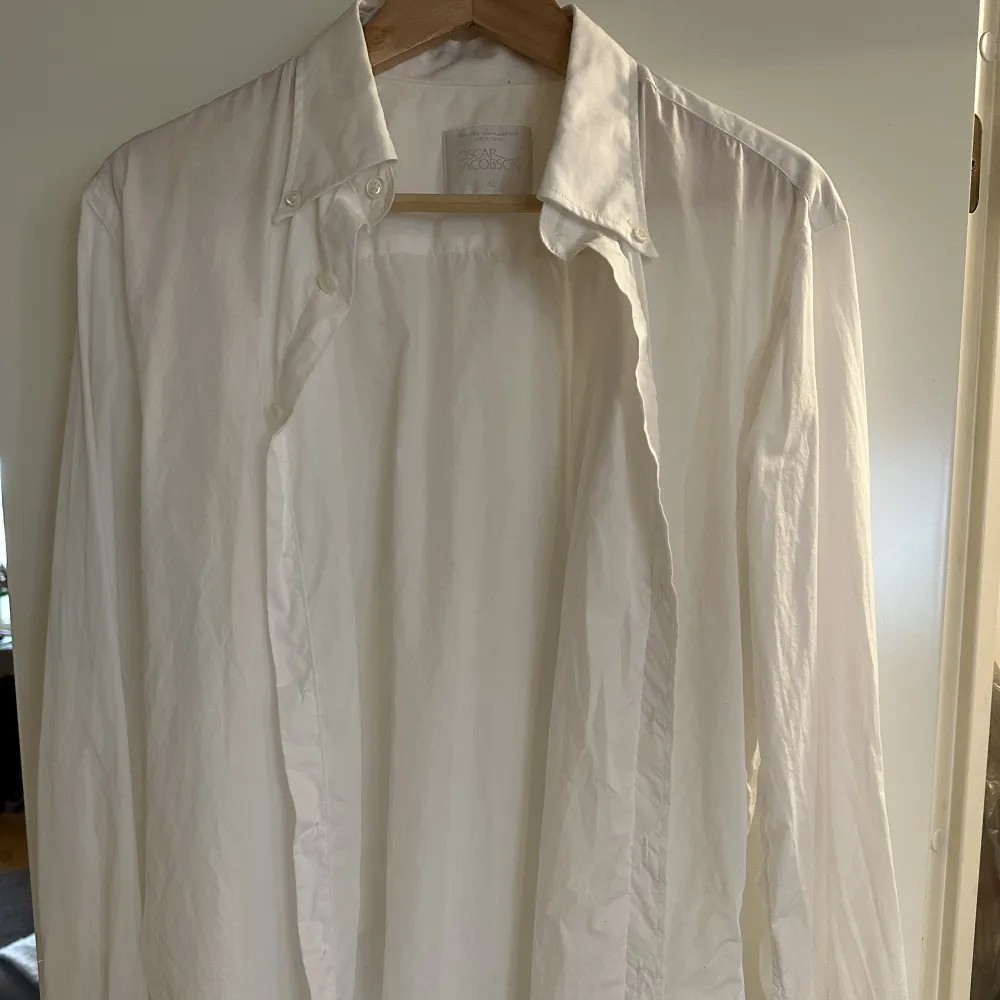 Enkel och snygg button down skjorta! Använts 2 gånger ,då jag glömde skjortan hemma var jag tvungen att köpa denna! Storlek: 42. Skjortor.