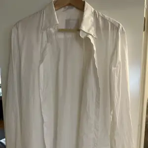 Enkel och snygg button down skjorta! Använts 2 gånger ,då jag glömde skjortan hemma var jag tvungen att köpa denna! Storlek: 42