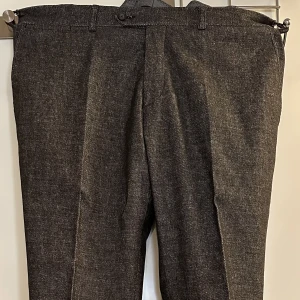 Oscar jacobsson - Säljer ett par schyssta kostymbyxor från Oscar Jacobsson i storlek : 104 Byxorna har använts 1 gång, då dem är fel i storlek för mig. Sjukt snygg grå färg! Passar perfekt till vintern i ett par Chelsea boots och polotröja. Modellen heter: Dean