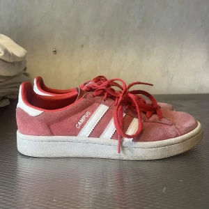 Röda adidas campus - Fina, men kommer inte till användning då de inte är min stil. Använda en hel del, men i bra skick. Fin röd färg! ❤️🌺💫