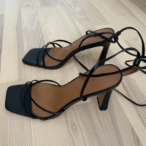 Hög klackar - Säljer dessa fina klackar från NA-KD, klacken är 9cm hög. Endast testade 1 gång hemma så är i helt nytt skick!💕