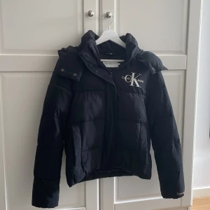 Calvin klein jacka  - Skit snygg Calvin Klein jacka. Köpt förra vintern. Har en liten defekt på ryggen men går att sy igen, annars jätte bra skick. Lite osäker om jag vill sälja (mer som intresse koll) st S men passar även mig som bär M