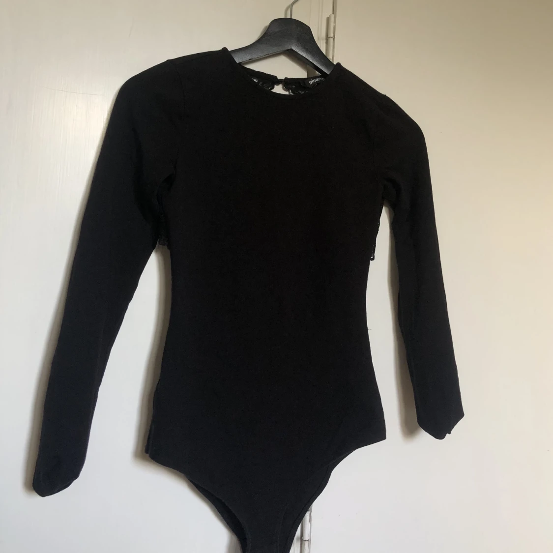 svart body öppen rygg spets