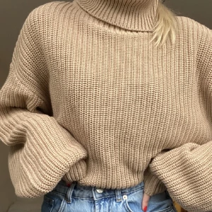 Stickad polo perfekt skick - Använd fåtal gånger! Från Na-kd. Ej jättevarm, luftigt material!