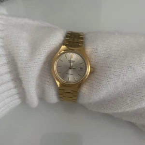 Klocka  - Säljer denna fina klocka då jag inte använder guld. Batteriet funkar ej men den är jättefin som en accessoar! Tryck inte på köp direkt!! Möts ej upp!✨