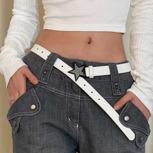 Stjärn bälte - Aldrig använd bara testats, den är onesize men det går att göra mer hål på den ifall det behövs, säljs eftersom att den aldrig används