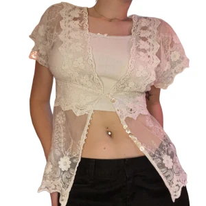 Vit spetstopp - Vit topp i spets💋 Jag brukar ha denna över en annan vit topp, såå fina lager🌟Små knappar på framsidan🦋 Vintage och i toppkvalitet, passar främst XS och S🦋🫶