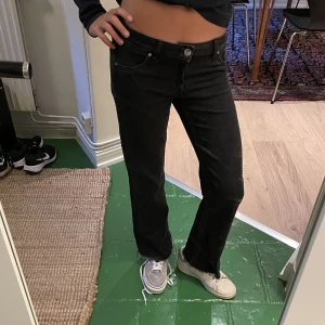 Lågmidjade jeans - Assnygga lågmidjade bootcut jeans! Från H&M! Är svarta i storlek 34, passar mig perfekt som brukar ha 32,34 möjligtvis 36! Väldigt stretchiga! Bra längd på mig som är 160-164! Köparen står för frakt!❤️❤️ skriv för fler frågor och bilder!