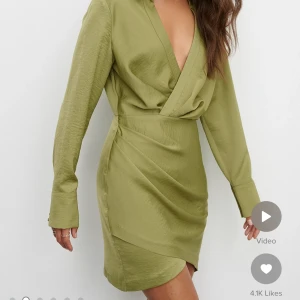 Grön satinklänning - Säljer min fina gröna satinklänning. Använd en gång men inte kommit till användning något mer tyvärr. 💕