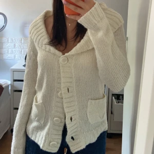 Vit kofta med fickor  - Jätte fin men används inte