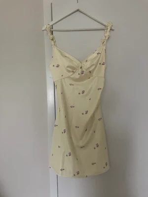 Adoore klänning  - Helt oanvänd klänningen från Adoore. Helt oanvänd! Superfin Storlek 38 300 Ordinarie pris: 1195