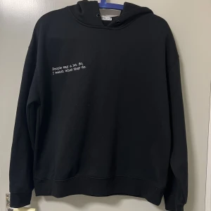 Huvtröja med text på - Den har ett tjockt material. Normal i storlek. Mycket comfy. 