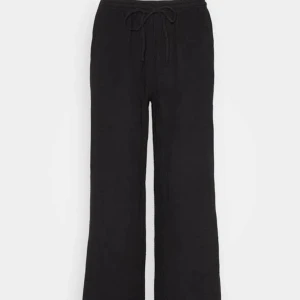 Oanvända svarta linnebyxor - Helt oanvända svarta linnebyxor, köpta utomlands för 30€. 