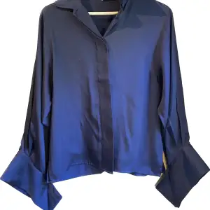 En otrolig mörkblå sammetsskjorta med breda ärmar!! Perfekt till middag, dejt eller jobb ❤️ passar XS-L helt beroende på hur man vill att den ska sitta!