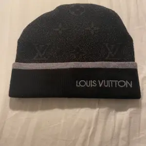 Louis Vuitton mössa(ej äkta)  Passar perfekt till hösten och vintern, skriv på snap eller insta vid intresse(fråga om de i kommentarerna)  Om ni är intresserade av annan färg eller annan pruduct kan ni även skriva då ser vi vad vi kan lösa