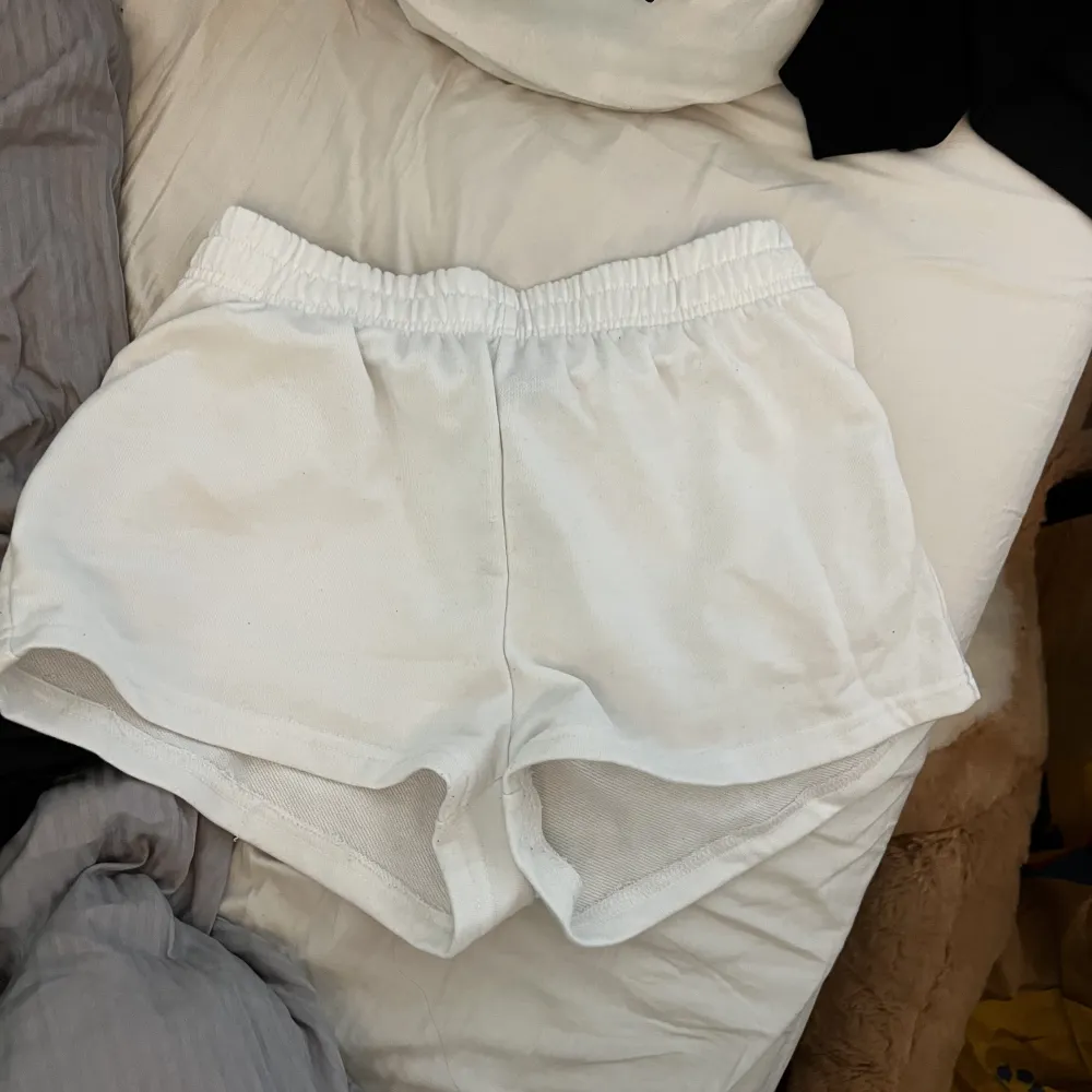 Sjukt snygga vita shorts som är i mycketbra stick och är otroligt sköna!. Shorts.