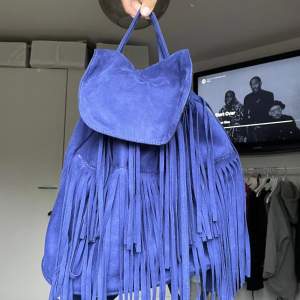 Jättecool väska i fin blå mocka och fransar