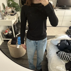 Underställströja  - Säljer en svart underställs tröja ifrån märket ”CRAFT”, den är i använt skick men hel o ren👌🏼